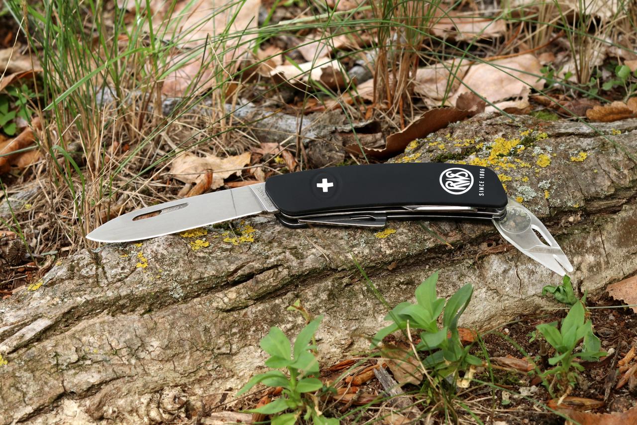 Präsentation unseres RWS Taschenmesser auf einem schönen Waldboden
