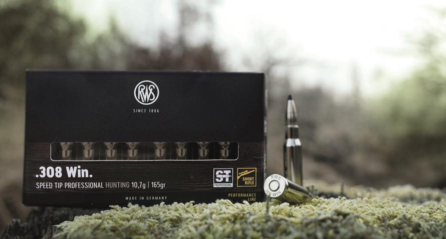Volle Leistung aus kurzen Läufen Verpackung und Patrone der RWS Short Rifle im Wald drapiert