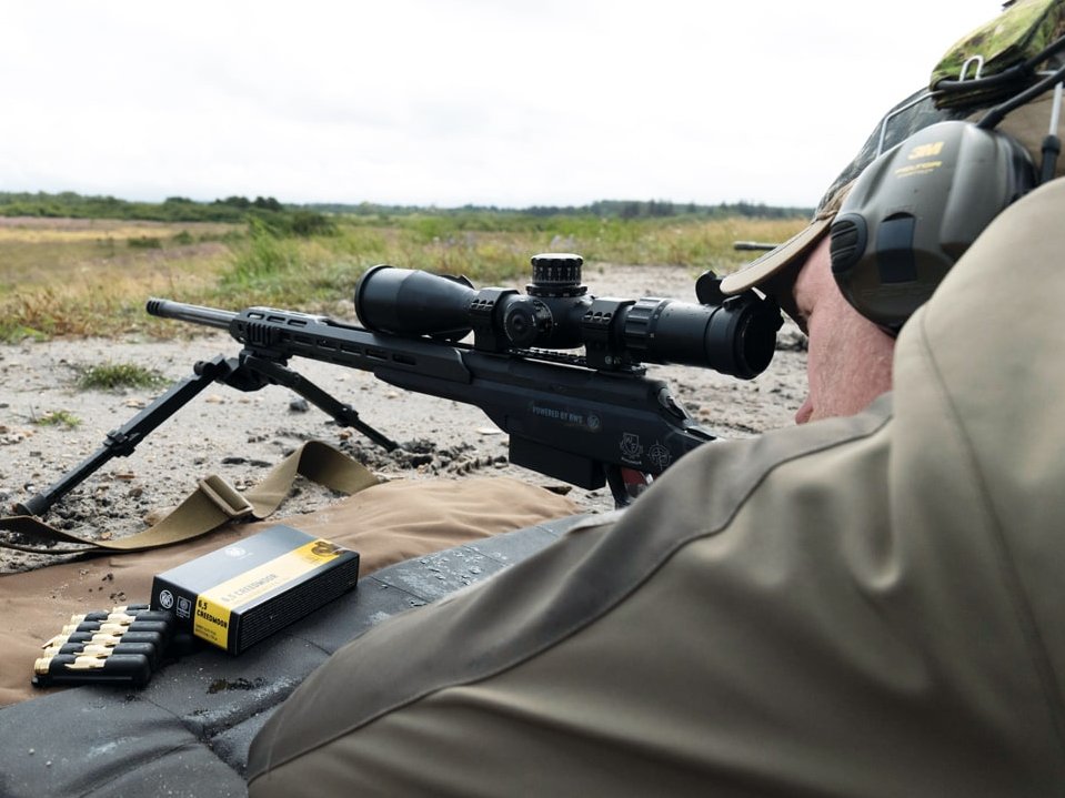 Schütze zielt mit einem Gewehr, aufgestützt auf einem Zweibein