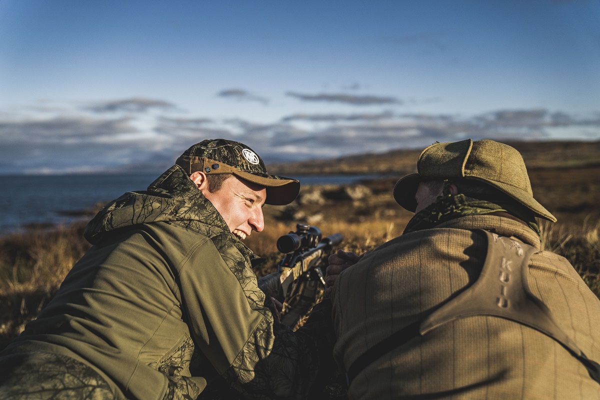 Zwei Jäger auf Pirsch in den schottischen Highlands